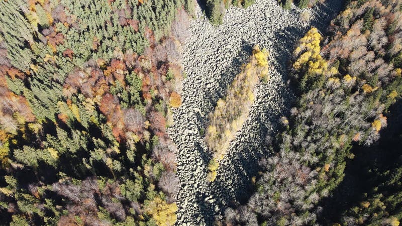 Rivière de pierre connue sous le nom de Zlatnite Mostove à Vitosha Mountain Bulgarie banque de vidéos