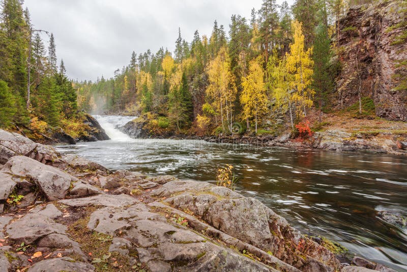 Rivière débordante de montagne de la Laponie en automne photographie stock Rivière débordante de montagne de la Laponie en automne photographie stock