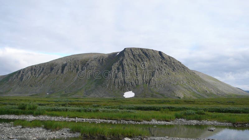 Rivière et ciel de montagnes de toundra en été photographie stock libre de droits Rivière et ciel de montagnes de toundra en été photographie stock libre de droits