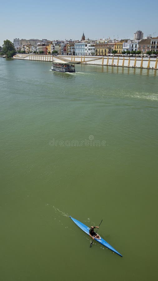 Rivière Guadalquivir traversant Séville, Andalousie, Espagne photographie stock libre de droits Rivière Guadalquivir traversant Séville, Andalousie, Espagne photographie stock libre de droits