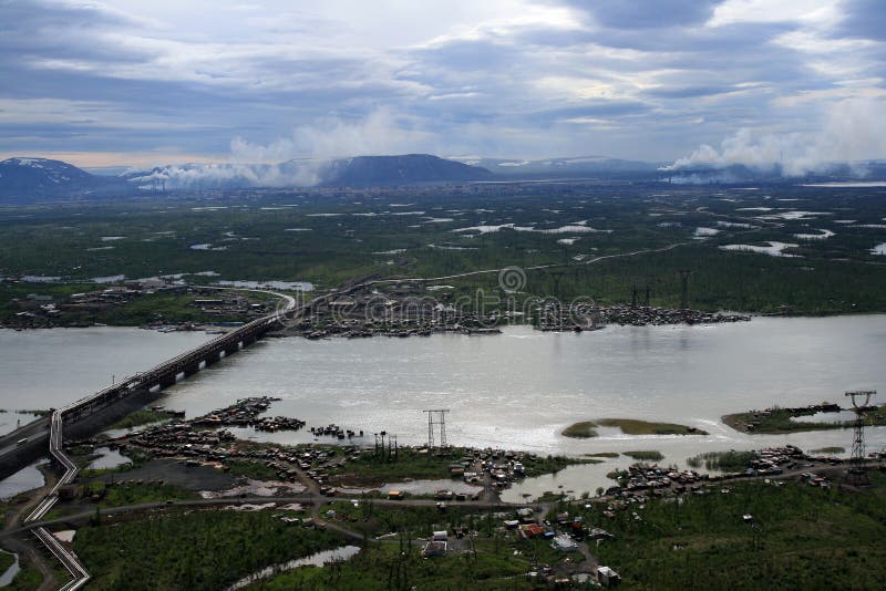 Rivière, lacs et toundra près d'usine métallurgique de Norilsk photo libre de droits Rivière, lacs et toundra près d'usine métallurgique de Norilsk photo libre de droits