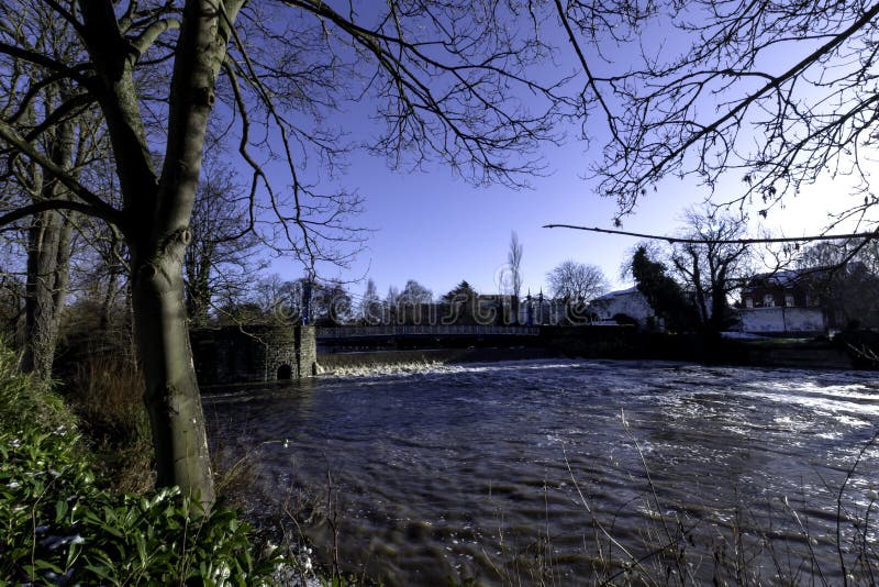 Rivière Leam en hiver - salle de pompe/jardins de Jephson, station thermale royale de Leamington images stock Rivière Leam en hiver - salle de pompe/jardins de Jephson, station thermale royale de Leamington images stock