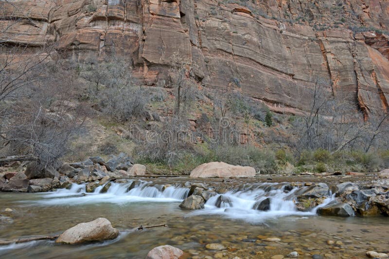 Rivière mobile en canyon rouge de roche, Zion National Park, Utah photo stock Rivière mobile en canyon rouge de roche, Zion National Park, Utah photo stock