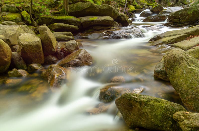 Rivière n de montagne le parc national de Karkonosze en montagnes de Sudety, Pologne images libres de droits Rivière n de montagne le parc national de Karkonosze en montagnes de Sudety, Pologne images libres de droits
