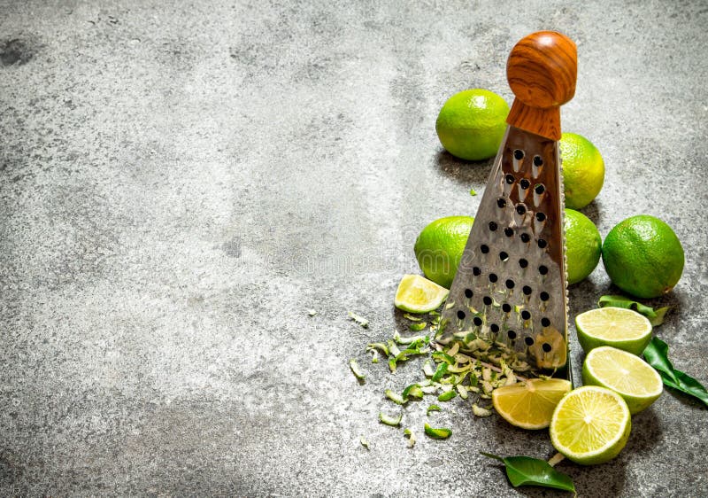 Rivjärn med nya limefrukter royaltyfria bilder Rivjärn med nya limefrukter royaltyfria bilder