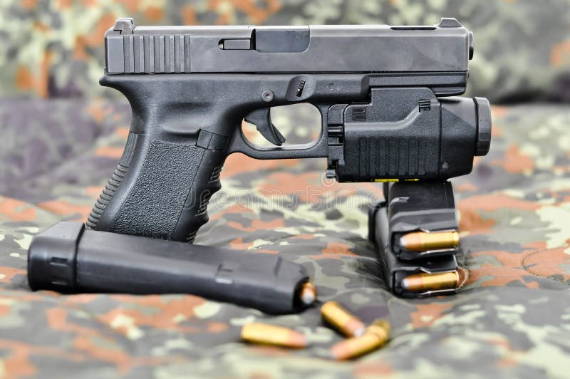 Rivoltella militare con il laser/indicatore-modulo immagini stock Rivoltella militare con il laser/indicatore-modulo immagini stock