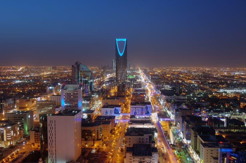 Riyadh linia horyzontu przy nocą, pokazuje królestwa wierza fotografia stock Riyadh linia horyzontu przy nocą, pokazuje królestwa wierza fotografia stock
