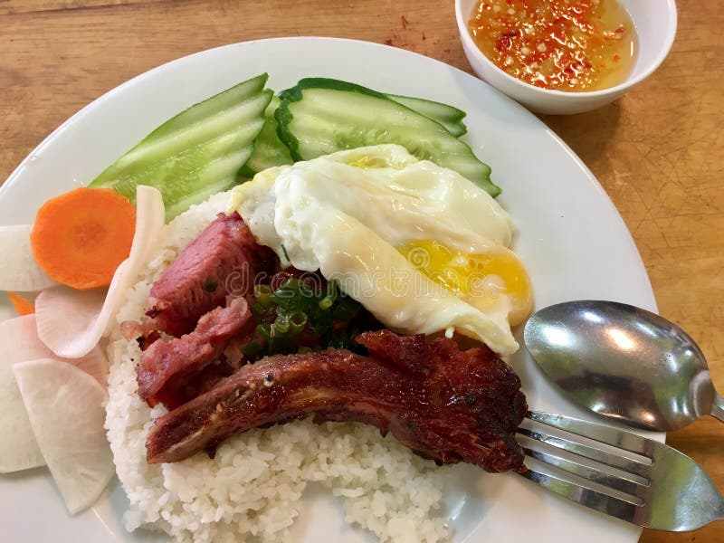 Riz cassé cuit à la vapeur avec du porc grillé image libre de droits Riz cassé cuit à la vapeur avec du porc grillé image libre de droits