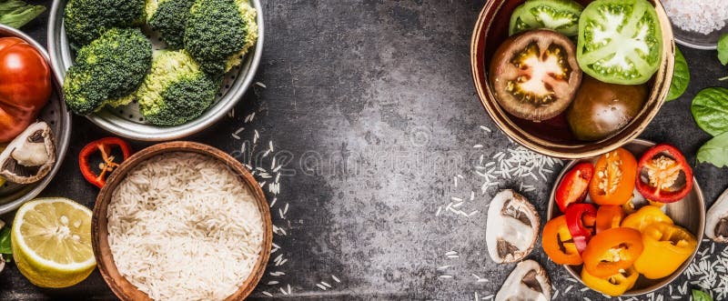 Riz et légumes faisant cuire des ingrédients dans des cuvettes sur le fond rustique foncé, bannière Nutrition saine et végétarien