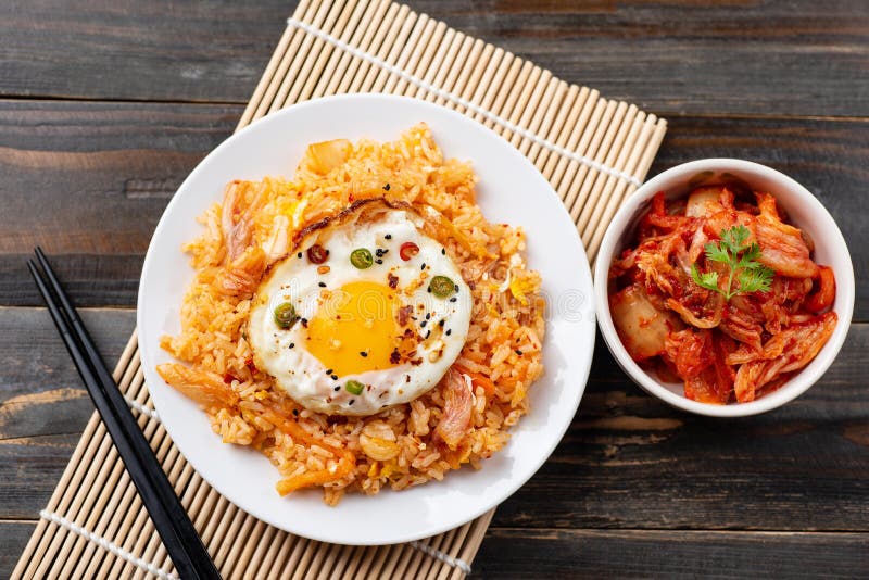 Riz frit de Kimchi avec l'oeuf au plat sur le dessus photos stock Riz frit de Kimchi avec l'oeuf au plat sur le dessus photos stock