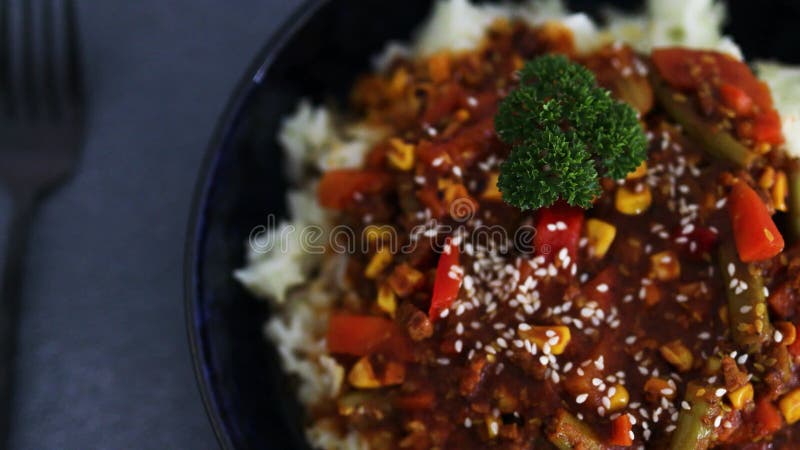 Riz mexicain de style plantbased végétarien alimentaire avec des haricots et les légumes épicés mixtes banque de vidéos