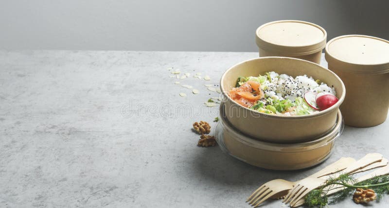Riz pour déjeuner sain avec saumon dans des bols alimentaires à emporter dans des contenants réutilisables durables sur la table d photo libre de droits