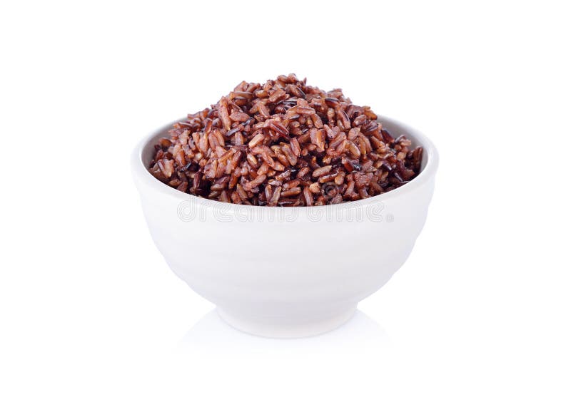 Riz rouge cuit dans la cuvette blanche sur le fond blanc photo libre de droits Riz rouge cuit dans la cuvette blanche sur le fond blanc photo libre de droits