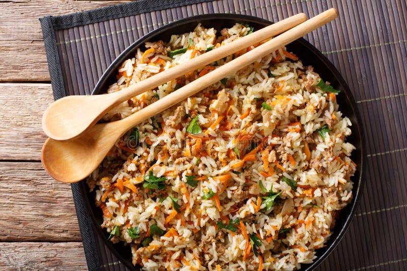 Riz épicé thaïlandais avec de la viande hachée et des légumes en gros plan sur photographie stock libre de droits Riz épicé thaïlandais avec de la viande hachée et des légumes en gros plan sur photographie stock libre de droits