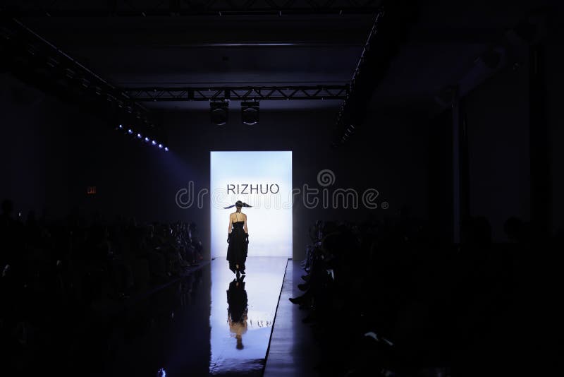 RiZHUO Tmall China Cool SS20 Runway show projektanta Lujian Zhang obrazy stock