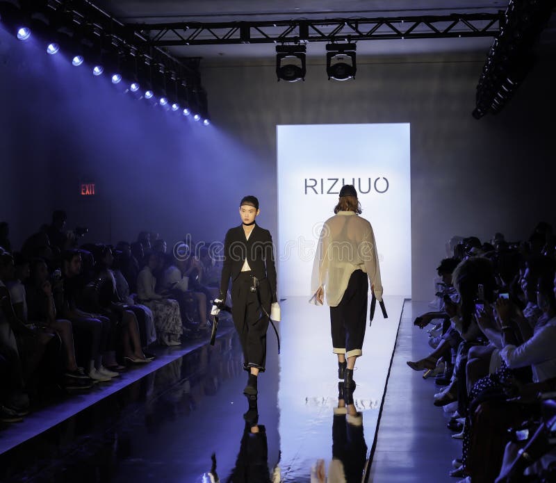 RiZHUO Tmall China Cool SS20 Runway show projektanta Lujian Zhang zdjęcie royalty free