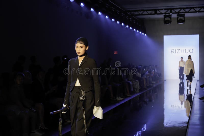 RiZHUO Tmall China Cool SS20 Runway show projektanta Lujian Zhang zdjęcia stock