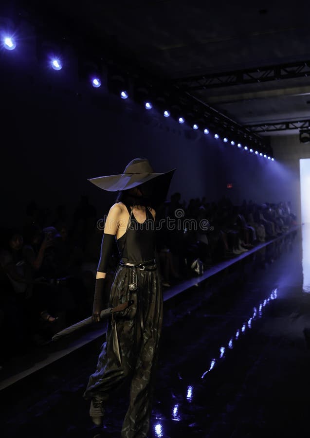 RiZHUO Tmall China Cool SS20 Runway show projektanta Lujian Zhang zdjęcie royalty free