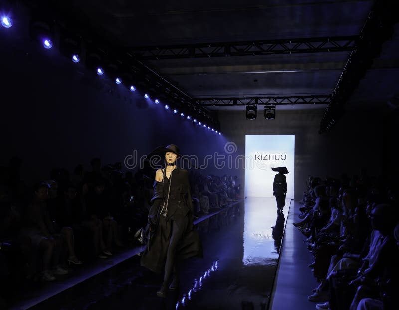 RiZHUO Tmall China Cool SS20 Runway show projektanta Lujian Zhang obrazy royalty free