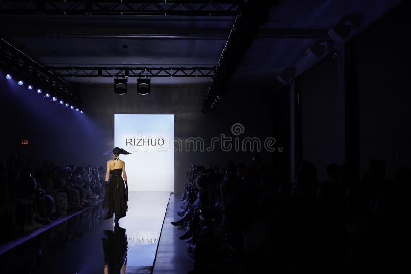 RiZHUO Tmall China Cool SS20 Runway show projektanta Lujian Zhang zdjęcia royalty free