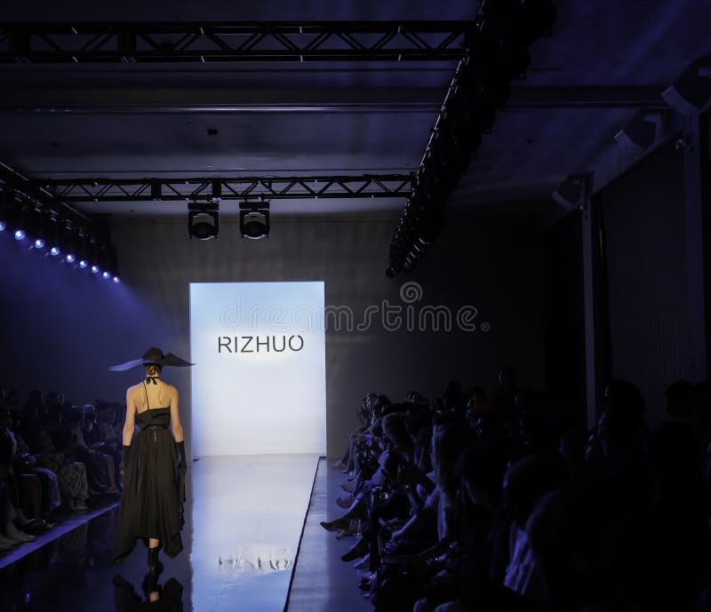 RiZHUO Tmall China Cool SS20 Runway show projektanta Lujian Zhang obrazy stock