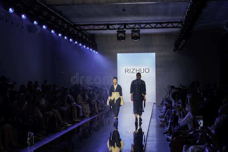 RiZHUO Tmall China Cool SS20 Runway show projektanta Lujian Zhang fotografia royalty free