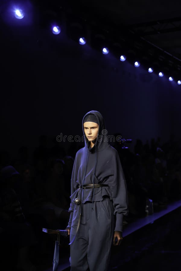 RiZHUO Tmall China Cool SS20 Runway show projektanta Lujian Zhang zdjęcia royalty free