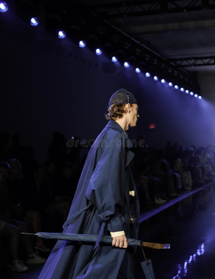RiZHUO Tmall China Cool SS20 Runway show projektanta Lujian Zhang fotografia stock