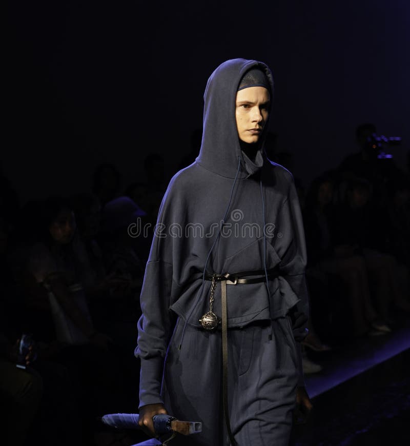 RiZHUO Tmall China Cool SS20 Runway show projektanta Lujian Zhang obrazy stock