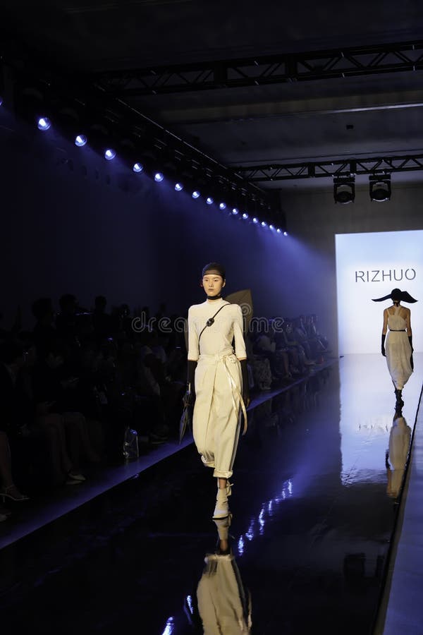 RiZHUO Tmall China Cool SS20 Runway show projektanta Lujian Zhang obrazy stock