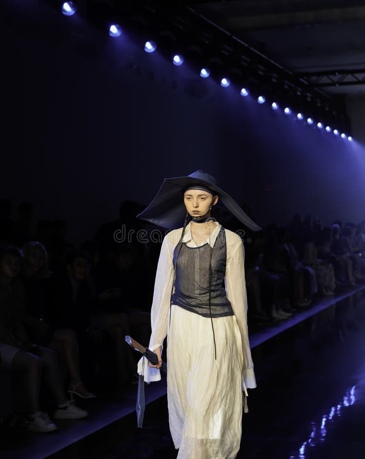 RiZHUO Tmall China Cool SS20 Runway show projektanta Lujian Zhang zdjęcia royalty free