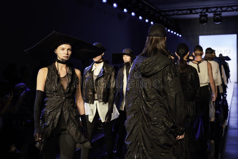 RiZHUO Tmall China Cool SS20 Runway show projektanta Lujian Zhang fotografia royalty free