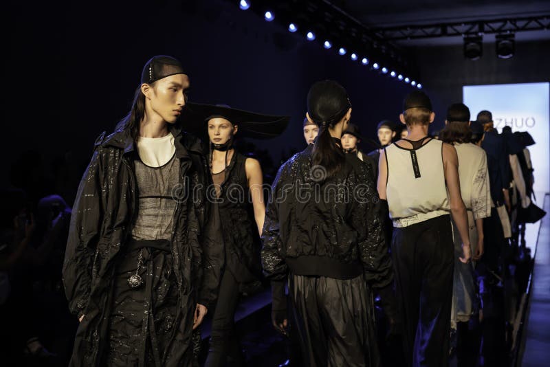 RiZHUO Tmall China Cool SS20 Runway show projektanta Lujian Zhang zdjęcie stock