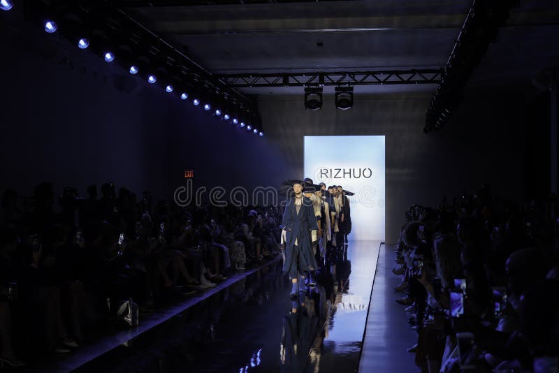 RiZHUO Tmall China Cool SS20 Runway show projektanta Lujian Zhang obraz royalty free