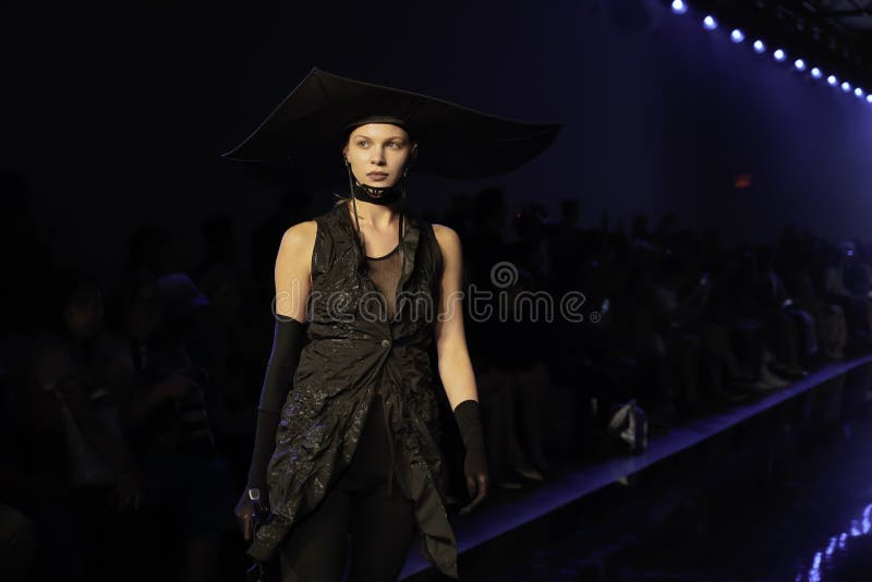 RiZHUO Tmall China Cool SS20 Runway show projektanta Lujian Zhang fotografia stock