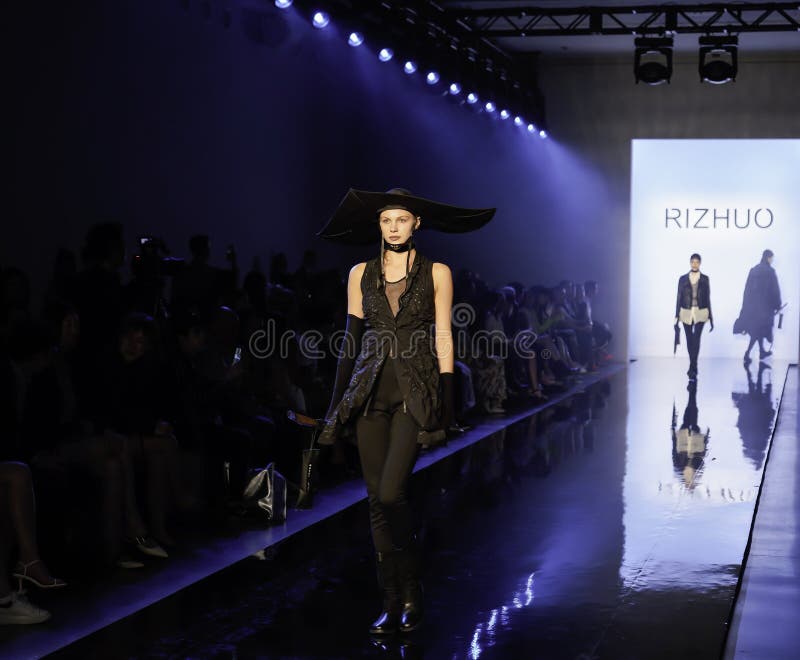 RiZHUO Tmall China Cool SS20 Runway show projektanta Lujian Zhang zdjęcie royalty free