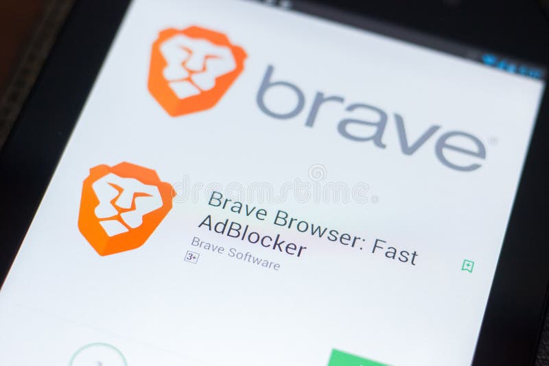 Rjazan', Russia - 19 aprile 2018 - browser coraggioso - cellulare veloce app di AdBlocker sull'esposizione del PC della compressa