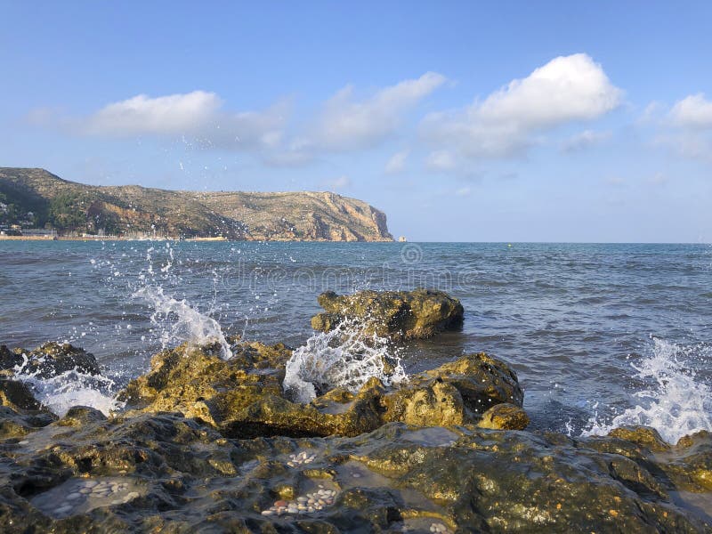 Roacky Beach in der Nähe von Javea, Costa Blanca, Spanien lizenzfreie stockbilder Roacky Beach in der Nähe von Javea, Costa Blanca, Spanien lizenzfreie stockbilder