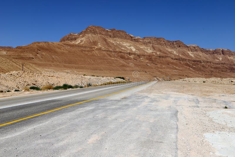 Cesty pozdĺž pobrežie z mŕtvy more v púšť v južnej.