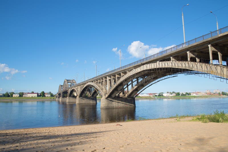 Левый берег рыбинск. Рыбинск мост. Рыбинск левый берег берег. Ярославль мост через Волгу. Рыбинский мост с левого берега.