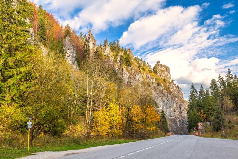 Cesta cez skalnú roklinu v horskom údolí na jeseň