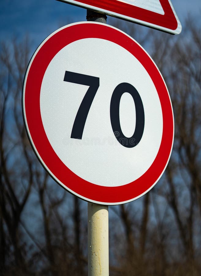 Limit zone. Ограничение скорости 70. Ограничение скорости 70 дорожный знак. Ограничение скорости от 50. Огрениченискорости 70км фото.