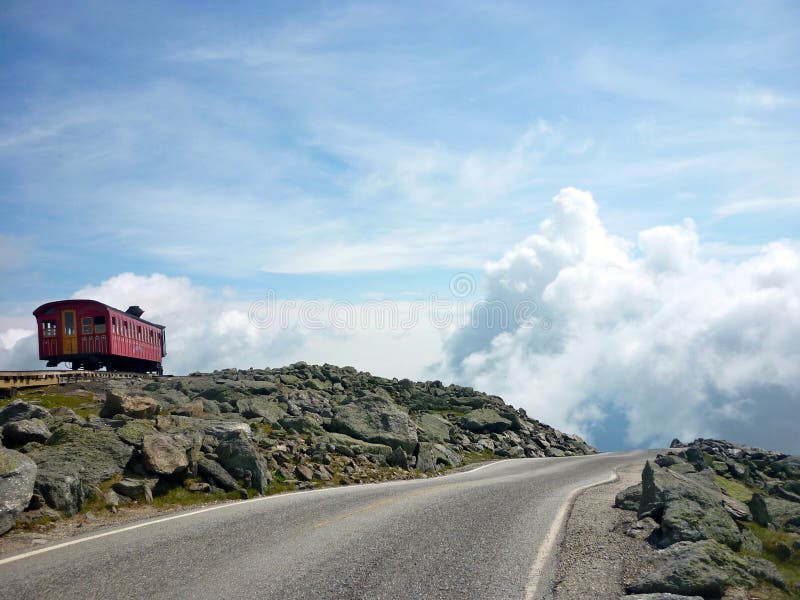 Una ripida strada di montagna che sembra guidare le nuvole.