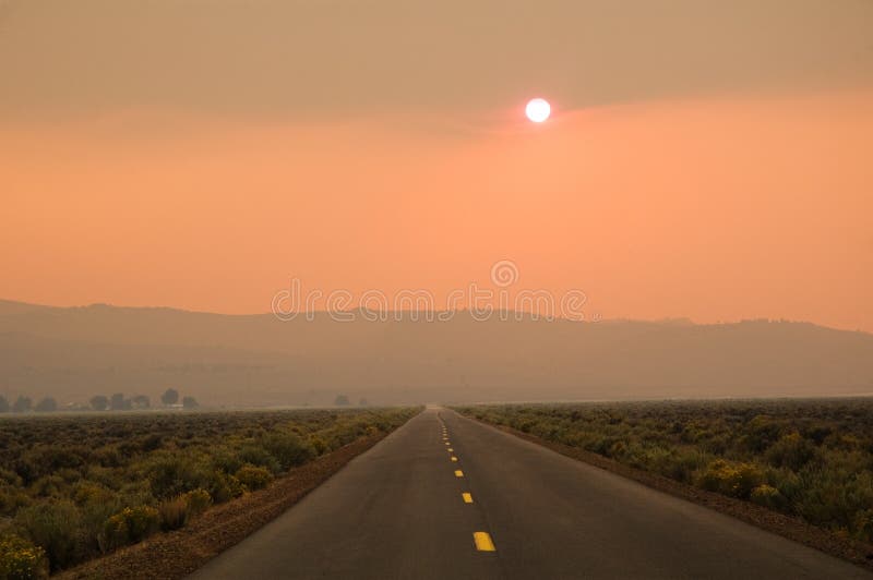 Un'inquietante tramonta il sole apparve sotto il livello del fumo causato da incendi boschivi nel Nord della California, che sembrava la strada per Mordor il regno fittizio, nel Signore degli Anelli.