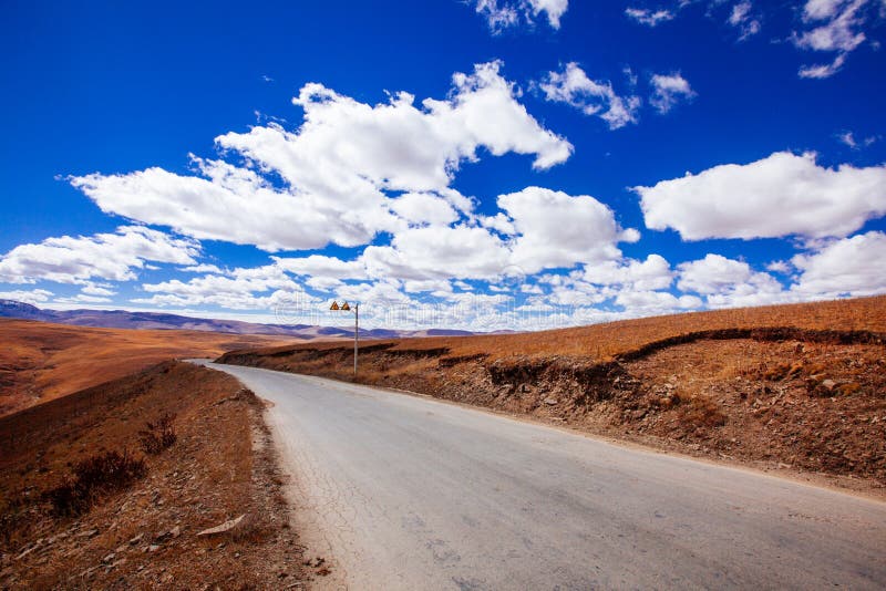 Road to tibetan mountain