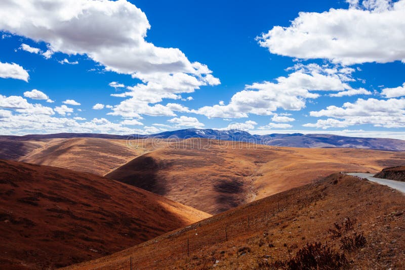 Road to tibetan mountain