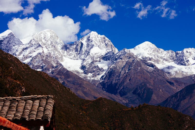 Road to tibetan mountain