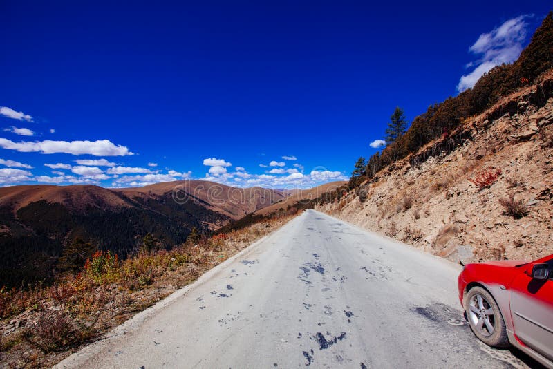 Road to tibetan mountain