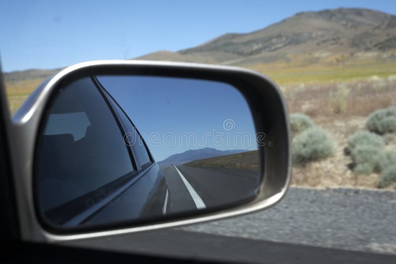 En medio de, carreteras reflexivo en Espejo.