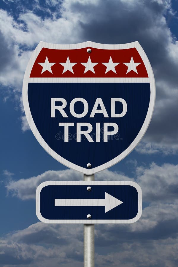 Viaggio di strada, Segno, rosso, bianco e blu, segno di autostrada con parole Road Trip e una freccia con il fondo cielo.
